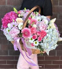 Композиция солнечный день в Мисирево Цветочная композиция из Розы, Хризантемы, Пионы и Лизиантусы в корзине в Мисирево