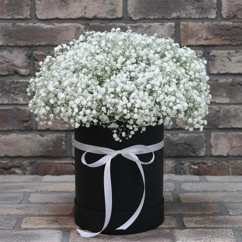 Цветочная композиция из Гипсофила в шляпной коробке в Мисирево