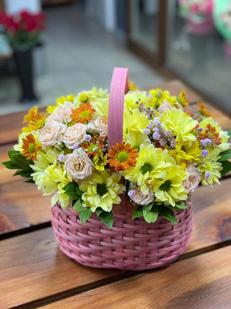 Цветочная композиция из Хризантемы и Розы в корзине в Мисирево