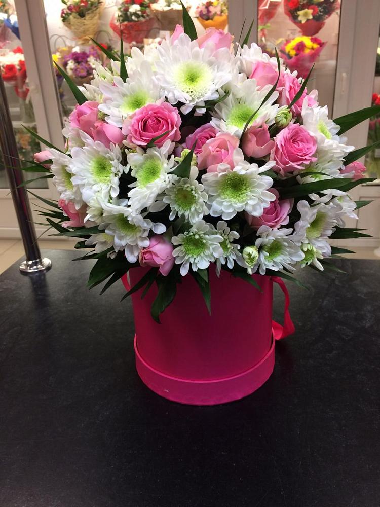 Цветочная композиция из Розы и Хризантемы в шляпной коробке в Мисирево